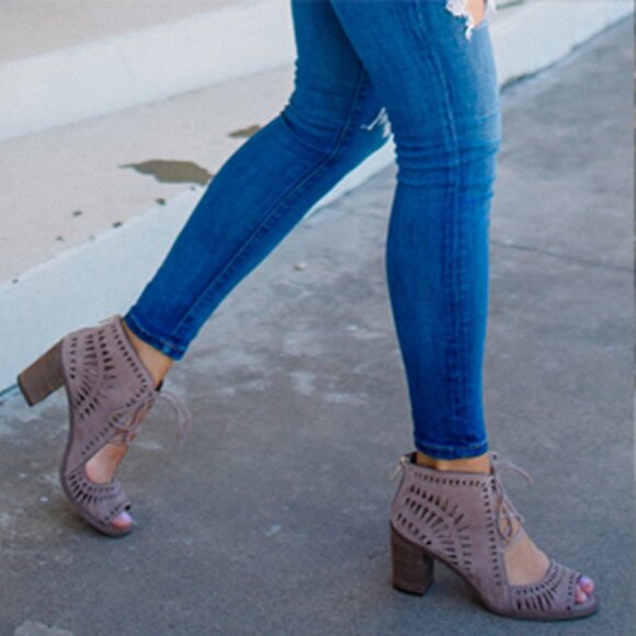 Vince Camuto Tarita Leather Cutout Open Toe Sandals Tan Women Size 7.5 Wide - Picture 15 of 16